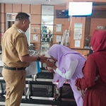 Bupati Situbondo, Yusuf Rio Wahyu Prayogo saat menyapa warga yang sedang berobat di RSAR.