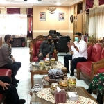 Wali Kota Kediri Abdullah Abu Bakar (nomor 2 dari kanan) bersama Ketua DPRD Gus Sunoto, Dandim Kediri Letkol Kav. Dwi Agung Sutrisno, dan Kapolres Kediri Kota AKBP Eko Prasetyo. (foto: ist.)