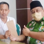 Kepala Dinas Perhubungan Kabupaten Pasuruan Agus Hari Wibawa (kanan) bersama Ahmad Habibi, Wartawan BANGSAONLINE.com.