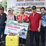 SELAMAT: Bupati didampingi Wabup Sidoarjo menyerahkan hadiah paket umroh kepada warga yang beruntung dalam acara Mlaku Bareng Bupati Sidoarjo, Minggu (24/4). foto: ist