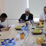 Jajaran Kantah Kabupaten Pasuruan saat menerima kunjungan Tim Monitoring dan Evaluasi dari Kanwil BPN Jatim.
