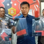 Kasat Reskrim Polres Jombang, AKP Margono Suhendra saat tunjukkan barang bukti. (ist)