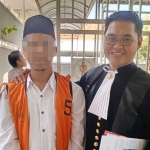 Kuasa hukum, Moh. Lu’ay Khoironi (kanan) saat mendampingi terdakwa di PN Bangkalan