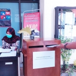 Warga memasukkan dokumen yang sudah dibungkus plastik ke box yang disediakan BPN Bangkalan di pintu masuk, Kamis (26/3).