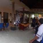 Suasana pengembalian sertifikat oleh Kejaksaan Negeri Kabupaten Pasuruan di Balai Desa Tambaksari.