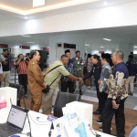 Komisi A DPRD Jatim didampingi Wakil Wali Kota Malang bersama Kepala Disnaker PMPTSP Kota Malang mengunjungi loket pelayanan BPJS Kesehatan di MPP Merdeka.