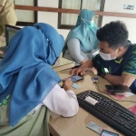 Petugas BPJS Kesehatan saat menerima seorang peserta JKN untuk konsultasi. Foto: Ist