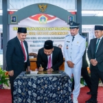 Bupati Gresik Fandi Akhmad Yani (dua dari kiri) menandatangani prasasti usai melantik Kades Wadak Kidul PAW Ashifur Rohib. Foto: Ist.