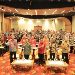 Para peserta Bimtek foto bersama dengan Kanwil Kemenkumham Jatim, Heni Yuwono dalam kegiatan Bimtek Pengawasan dan Pengelolaan Kearsipan di Hotel Fave Max Tunjungan Surabaya, Kamis (2/11/2023).