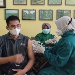 Pelaksanaan vaksinasi oleh Cabang Dinas Kehutanan Wilayah Sumenep bekerja sama dengan UPT Puskesmas Teja Kecamatan Pamekasan. 