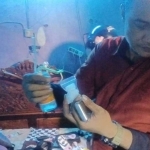 Petugas dari Satresnarkoba Polres Tanjung Perak saat menggeledah rumah tersangka.