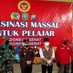 Kepala BIN Jawa Timur Marsekal Muda TNI Rudy Iskandar (baju merah) bersama Forkopimda Trenggalek. (foto: HERMAN/ BANGSAONLINE)