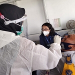 Salah satu petugas Terminal Patria Kota Blitar saat sedang menjalani rapid test antigen.
