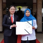 Wakil Wali Kota Blitar, Elim Tyu Samba (kiri) dan Kepala BPJS Kesehatan Cabang Kediri, Tutus Novita Dewi, usai penandatanganan Nota Kesepakatan.(Ist)