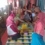 Warga Desa Pondoknongko saat ikuti pelatihan pembuatan piring lidi di kantor desa. foto: ist