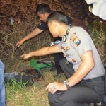 Polisi menunjukkan lokasi jenazah saat ditemukan.