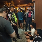 Petugas mengamankan sejumlah remaja yang dicurigai hendak melakukan perang sarung.