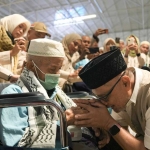 Menhaj Gus Irfan ketika bersalaman dengan salah satu jemaah haji yang pulang ke tanah air. Foto: MCH 2026