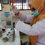Salah seorang anggota tim PKM-PE sedang meneliti albumin ikan Gabus di laboratorium di kampus FPK UNAIR. (Foto: Dok PKM-PE)