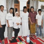Kartika Hidayati didampingi suaminya, H. Ali Khafidzi saat bertemu KH. Ahmad Muwafiq di kediamannya di Dadapan Solokuro Lamongan. 