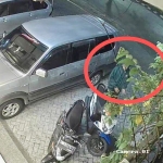 Tangkapan layar CCTV saat pelaku menggasak motor korban