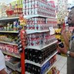 ?

Seorang petugas BPOM mengingatkan karyawan sebuah supermarket agar tidak menjual minuman keras bir secara semata-mata terutama selama Ramadan. Foto:yudi eko purnomo/BANGSAONLINE