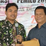 Terdakwa dr. M. Nurul Dholam (kanan) bersama Divisi SDM & Parmas KPU Gresik Makmun saat sosialisasi pemilu di Lapas Banjarsari. foto: ist