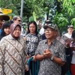 Wali Kota Surabaya Risma didampingi Kapolrestabes Surabaya Kombes Pol Rudi Setiawan saat meninjau salah satu TPS.