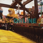 Gubernur Khofifah saat meninjau pelaku usaha di 9th K-UKM Expo. Foto: DEVI FITRI AFRIYANTI/BANGSAONLINE