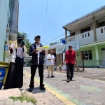 Petugas dari DCKPKP Gresik saat mengidentifikasi lapangan di Perumahan Graha Bunder Asri. Foto: Ist