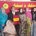 BANGGA: Dr H Emir Firdaus ST MM pose bersama keluarganya usai meraih gelar doktor di Untag Surabaya, Kamis (16/2) lalu. foto: istimewa 