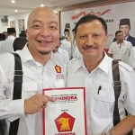 Ketua DPC Gerindra Gresik Asluchul Alif dan Sekretaris Asikin Harianto menunjukkan surat DPD Gerindra Jatim. foto: ist.