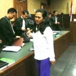 Terdakwa penerima suap proyek jalan Ambon-Maluku, Damayanti Wisnu Putranti bersalaman dengan tim penuntut umum seusai menjalani sidang vonis di Pengadilan Tipikor, Jakarta, Senin (26/9).