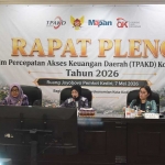 Wali Kota Kediri (tengah) saat pemaparan.