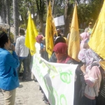 ORASI: Aktivis PMII Unusida saat berunjukrasa menuntut digedoknya Perda HIV/AIDS di depan Gedung DPRD Sidoarjo, Senin (10/4). foto: mustain/ BANGSAONLINE
