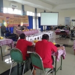 PPK masing-masing Kecamatan se-Surabaya serentak melaksanakan rekapitulasi penghitungan suara (tungra).