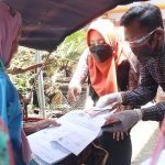 Bupati Mojokerto, Ikfina Fahmawati, ketika menyerahkan bansos uang tunai kepada satu dari 348 kelompok penerima manfaat.