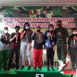 Para juara Kejurnas Menembak Piala Pangdam V/Brawijaya Tahun 2021 saat menerima medali.