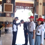 Wabup Tuban, Joko Sarwono saat mengalungkan id card kepada peserta calon paskibraka.