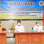 Plt. Asisten Pemerintahan Kota Pasuruan Kokoh Arie Hidayat dan Direktur RSUD dr. R. Soedarsono, Burhan saat sosialisasi.