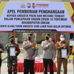 Kapolres Gresik, AKBP Mochamad Nur Azis, bersama para Satgas Covid-19. Foto: SYUHUD/BANGSAONLINE.com