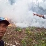 petugas menunjukkan lahan yang terbakar di kawasan Taman Nasional Meru Betiri (TNMB) Blok Pondok Jati Resort Andongrejo Desa Sanenrejo, Kecamatan Tempurejo, Kabupaten Jember.