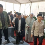 Menteri Kebudayaan Dr Fadli Zon didampingi Prof Dr KH Asep Saifuddin Chalim saat menghadiri acara wisuda Universitas KH Abdul Chalim di Pacet Mojokerto, Ahad (21/9/2025). Foto: Aris/bangsaonline