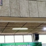 Seorang petugas naik tangga mengganti gambar Wapres Jusuf Kalla dengan gambar Wapres KH Ma