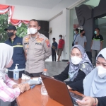 Kapolres Lamongan, AKBP Miiko Indrayana saat memantau kegiatan vaksinasi di Alun-alun Lamongan.
