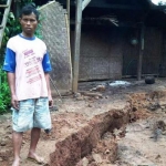 Kondisi tanah retak di Desa Tumpuk, Kecamatan Bandar. (ist)
