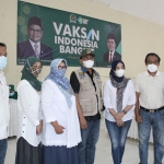 Gus Ali didampingi Ketua DPC PKB Kota Batu dan H. Subiyanto saat meninjau kegiatan vaksinasi. (foto: ist)