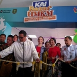 Wali Kota Madiun didampingi VP KAI Daop 7 Madiun membuka KAI Bazar UMKM. Foto: Hendro Suhartono/BANGSAONLINE