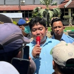 Korwil BGN Pamekasan, Hariyanto, saat menemui massa aksi.