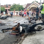 Salah satu titik bentrokan di pertigaan antara Jalan Kalibrantas dan Jalan Kapuas. Tampak sejumlah motor hangus diduga dibakar oknum supporter.